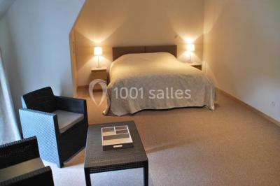 Miniature Location salle Ciney (Province de Namur) - Le Domaine d'Achêne #10 Voûte en briques rouges avec piliers en pierre, sol carrelé gris et mur en pierre apparente.