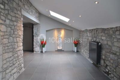 Miniature Location salle Ciney (Province de Namur) - Le Domaine d'Achêne #11 Voûte en briques rouges avec piliers en pierre, sol carrelé gris et mur en pierre apparente.