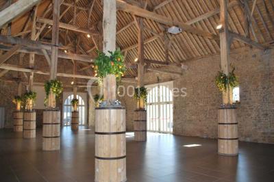 Miniature Location salle Ciney (Province de Namur) - Le Domaine d'Achêne #12 Voûte en briques rouges avec piliers en pierre, sol carrelé gris et mur en pierre apparente.