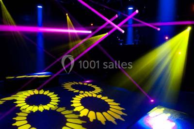 Miniature Location salle Ciney (Province de Namur) - Le Domaine d'Achêne #13 Voûte en briques rouges avec piliers en pierre, sol carrelé gris et mur en pierre apparente.