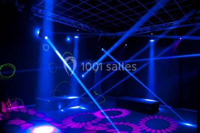 Miniature Location salle Ciney (Province de Namur) - Le Domaine d'Achêne #14 Voûte en briques rouges avec piliers en pierre, sol carrelé gris et mur en pierre apparente.