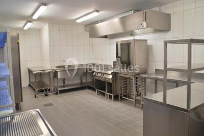 Miniature Location salle Ciney (Province de Namur) - Le Domaine d'Achêne #15 Voûte en briques rouges avec piliers en pierre, sol carrelé gris et mur en pierre apparente.