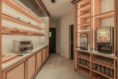 Miniature Location salle Saint-Laurent-du-Var (Alpes-Maritimes) - Playamesa #30 Chambre d'hôtel lumineuse avec lit double, bureau, fauteuil, grandes fenêtres et vue sur un balcon.