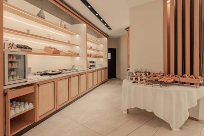 Miniature Location salle Saint-Laurent-du-Var (Alpes-Maritimes) - Playamesa #31 Chambre d'hôtel lumineuse avec lit double, bureau, fauteuil, grandes fenêtres et vue sur un balcon.