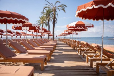 Miniature Location salle Saint-Laurent-du-Var (Alpes-Maritimes) - Playamesa #11 Chambre d'hôtel lumineuse avec lit double, bureau, fauteuil, grandes fenêtres et vue sur un balcon.