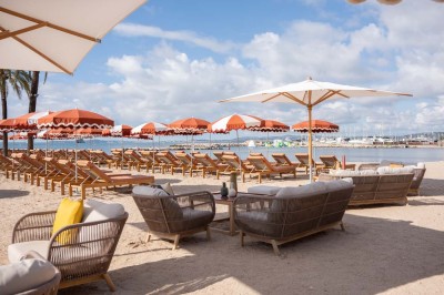 Miniature Location salle Saint-Laurent-du-Var (Alpes-Maritimes) - Playamesa #6 Chambre d'hôtel lumineuse avec lit double, bureau, fauteuil, grandes fenêtres et vue sur un balcon.