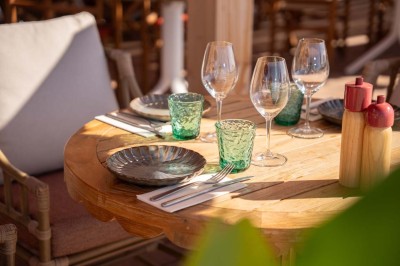 Miniature Location salle Saint-Laurent-du-Var (Alpes-Maritimes) - Playamesa #10 Chambre d'hôtel lumineuse avec lit double, bureau, fauteuil, grandes fenêtres et vue sur un balcon.