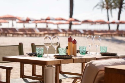 Miniature Location salle Saint-Laurent-du-Var (Alpes-Maritimes) - Playamesa #9 Chambre d'hôtel lumineuse avec lit double, bureau, fauteuil, grandes fenêtres et vue sur un balcon.