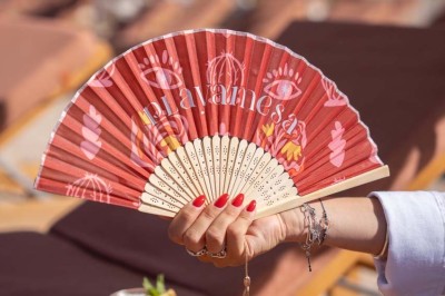 Miniature Location salle Saint-Laurent-du-Var (Alpes-Maritimes) - Playamesa #19 Chambre d'hôtel lumineuse avec lit double, bureau, fauteuil, grandes fenêtres et vue sur un balcon.