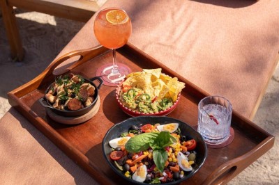 Miniature Location salle Saint-Laurent-du-Var (Alpes-Maritimes) - Playamesa #18 Chambre d'hôtel lumineuse avec lit double, bureau, fauteuil, grandes fenêtres et vue sur un balcon.