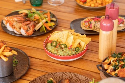 Miniature Location salle Saint-Laurent-du-Var (Alpes-Maritimes) - Playamesa #15 Chambre d'hôtel lumineuse avec lit double, bureau, fauteuil, grandes fenêtres et vue sur un balcon.