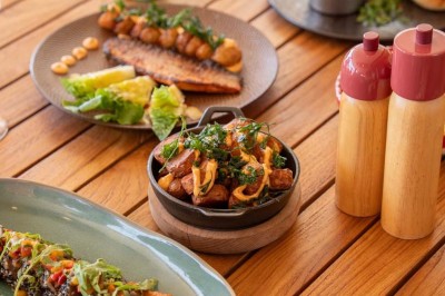 Miniature Location salle Saint-Laurent-du-Var (Alpes-Maritimes) - Playamesa #17 Chambre d'hôtel lumineuse avec lit double, bureau, fauteuil, grandes fenêtres et vue sur un balcon.