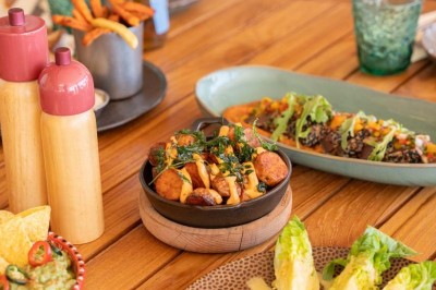 Miniature Location salle Saint-Laurent-du-Var (Alpes-Maritimes) - Playamesa #16 Chambre d'hôtel lumineuse avec lit double, bureau, fauteuil, grandes fenêtres et vue sur un balcon.