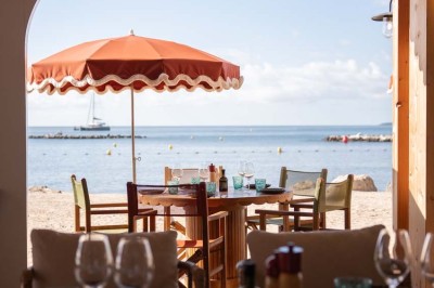 Miniature Location salle Saint-Laurent-du-Var (Alpes-Maritimes) - Playamesa #12 Chambre d'hôtel lumineuse avec lit double, bureau, fauteuil, grandes fenêtres et vue sur un balcon.