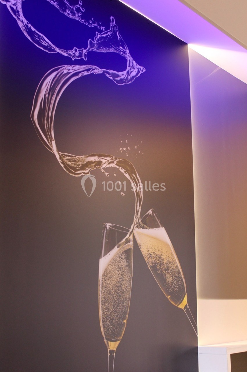 Deux flûtes de champagne s'entrechoquent, avec un effet de liquide en mouvement sur un fond violet lumineux.