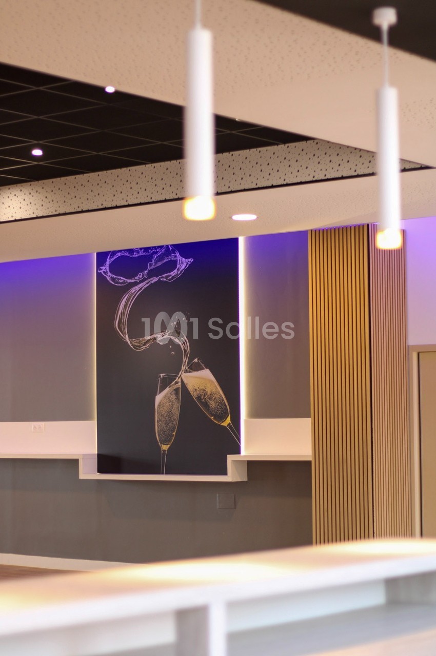 Illustration murale de deux flûtes de champagne avec un effet de liquide en mouvement, dans un intérieur moderne.