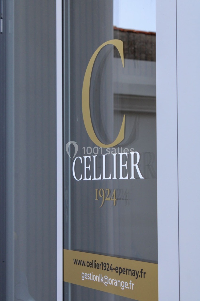 Porte vitrée avec le logo ’Cellier 1924’, une adresse web et une adresse e-mail inscrits en bas.