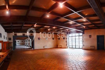 Champ de lotus en fleurs avec des feuilles vertes, des bourgeons et un étang en arrière-plan, entouré d'arbres.