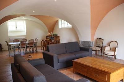 Champ de lotus en fleurs avec des feuilles vertes, des bourgeons et un étang en arrière-plan, entouré d'arbres.