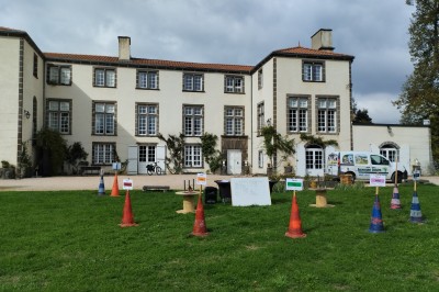 Miniature Location salle Sayat (Puy-de-Dôme) - Château de Féligonde #11 Un espace extérieur avec une table dressée près d'un étang, des arbres et un groupe de personnes au loin.