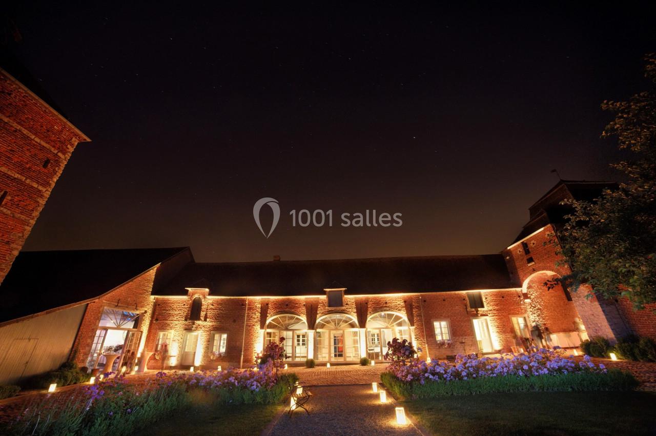 La cour intérieure (soirée)