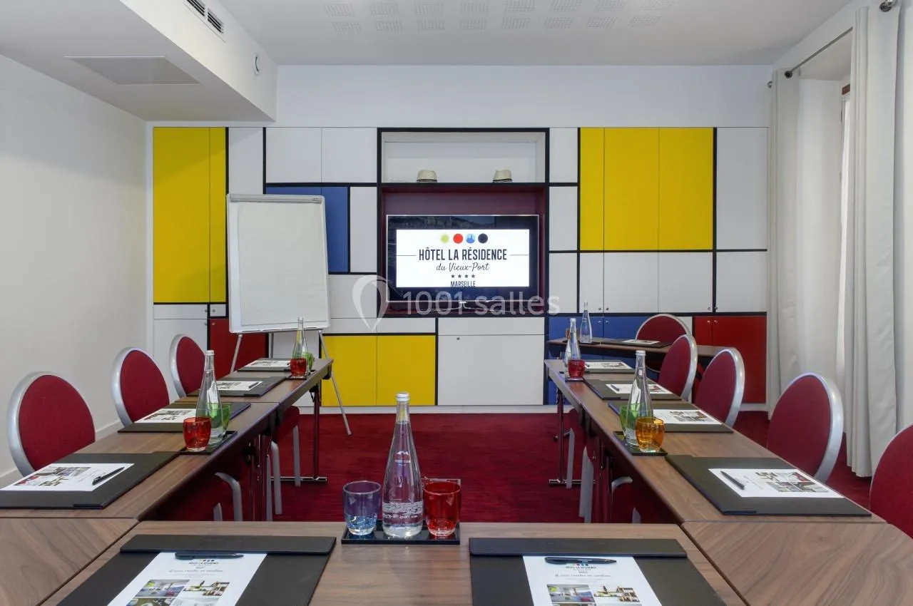 Hôtel la Résidence du Vieux Port - salle de réunion connectée avec tableau interactif Marseille
