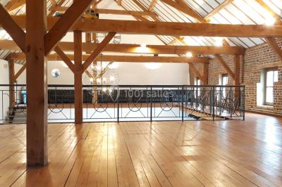 Table de réception décorée avec nappes blanches, serviettes vertes pliées, chaises ornées de nœuds verts et centre de table…