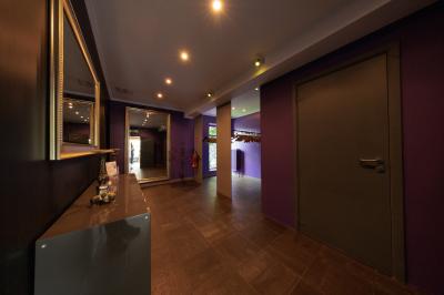 Table de réception décorée avec nappes blanches, serviettes vertes pliées, chaises ornées de nœuds verts et centre de table…