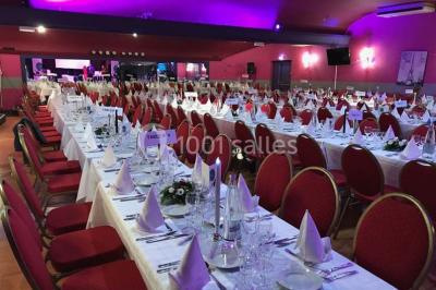 Miniature Location salle Calais (Pas-de-Calais) - Casino de Calais #14 Salle avec un présentoir, des cartons empilés, une table haute décorée et un fond rouge marqué ’50 ans’.