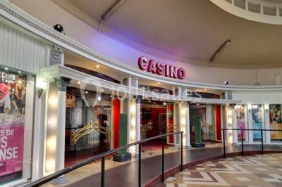 Miniature Location salle Calais (Pas-de-Calais) - Casino de Calais #16 Salle avec un présentoir, des cartons empilés, une table haute décorée et un fond rouge marqué ’50 ans’.