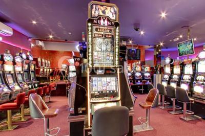 Miniature Location salle Calais (Pas-de-Calais) - Casino de Calais #17 Salle avec un présentoir, des cartons empilés, une table haute décorée et un fond rouge marqué ’50 ans’.