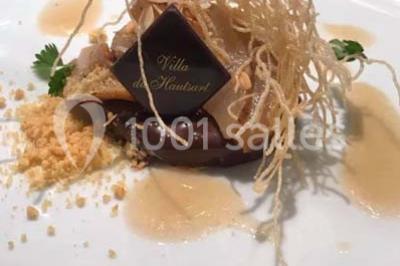 Miniature Location salle Jodoigne (Brabant wallon) - La Villa du Hautsart #18 Chambre avec lit double, murs roses, miroir pleine hauteur, éclairage mural et sol en carrelage sombre.