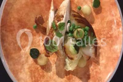 Miniature Location salle Jodoigne (Brabant wallon) - La Villa du Hautsart #16 Chambre avec lit double, murs roses, miroir pleine hauteur, éclairage mural et sol en carrelage sombre.