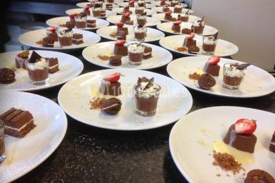 Miniature Location salle Jodoigne (Brabant wallon) - La Villa du Hautsart #17 Chambre avec lit double, murs roses, miroir pleine hauteur, éclairage mural et sol en carrelage sombre.