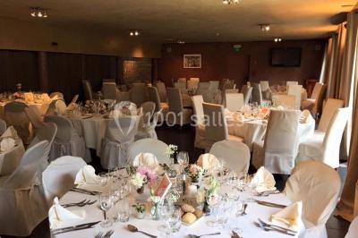 Miniature Location salle Jodoigne (Brabant wallon) - La Villa du Hautsart #3 Chambre avec lit double, murs roses, miroir pleine hauteur, éclairage mural et sol en carrelage sombre.