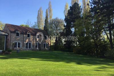 Miniature Location salle Jodoigne (Brabant wallon) - La Villa du Hautsart #7 Chambre avec lit double, murs roses, miroir pleine hauteur, éclairage mural et sol en carrelage sombre.