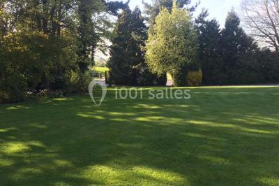 Miniature Location salle Jodoigne (Brabant wallon) - La Villa du Hautsart #19 Chambre avec lit double, murs roses, miroir pleine hauteur, éclairage mural et sol en carrelage sombre.