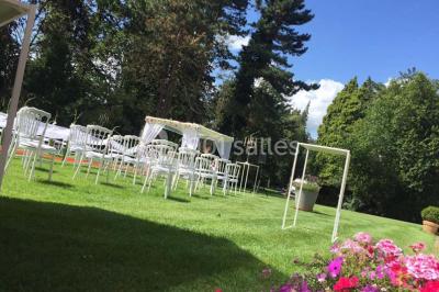 Miniature Location salle Jodoigne (Brabant wallon) - La Villa du Hautsart #8 Chambre avec lit double, murs roses, miroir pleine hauteur, éclairage mural et sol en carrelage sombre.