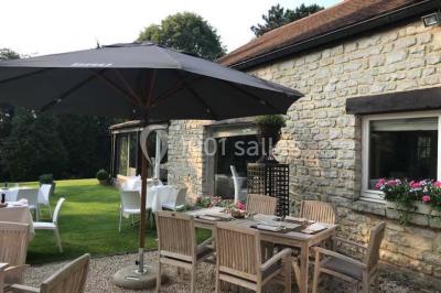 Miniature Location salle Jodoigne (Brabant wallon) - La Villa du Hautsart #11 Chambre avec lit double, murs roses, miroir pleine hauteur, éclairage mural et sol en carrelage sombre.