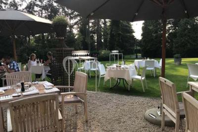 Miniature Location salle Jodoigne (Brabant wallon) - La Villa du Hautsart #12 Chambre avec lit double, murs roses, miroir pleine hauteur, éclairage mural et sol en carrelage sombre.