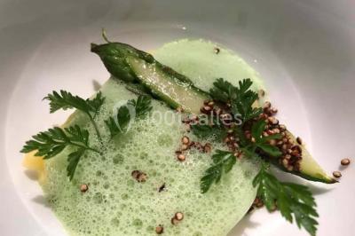 Miniature Location salle Jodoigne (Brabant wallon) - La Villa du Hautsart #15 Chambre avec lit double, murs roses, miroir pleine hauteur, éclairage mural et sol en carrelage sombre.