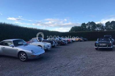 Miniature Location salle Jodoigne (Brabant wallon) - La Villa du Hautsart #21 Chambre avec lit double, murs roses, miroir pleine hauteur, éclairage mural et sol en carrelage sombre.