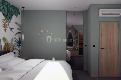 Miniature Location salle Jodoigne (Brabant wallon) - La Villa du Hautsart #27 Chambre avec lit double, murs roses, miroir pleine hauteur, éclairage mural et sol en carrelage sombre.