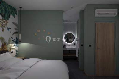 Miniature Location salle Jodoigne (Brabant wallon) - La Villa du Hautsart #28 Chambre avec lit double, murs roses, miroir pleine hauteur, éclairage mural et sol en carrelage sombre.