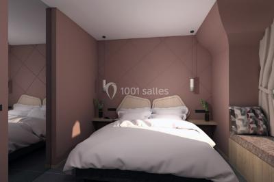 Miniature Location salle Jodoigne (Brabant wallon) - La Villa du Hautsart #30 Chambre avec lit double, murs roses, miroir pleine hauteur, éclairage mural et sol en carrelage sombre.