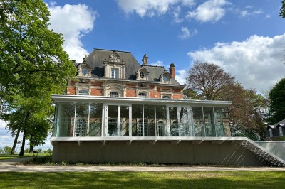 Miniature Location salle Sailly-sur-la-Lys (Pas-de-Calais) - Le Chateau de Bac Saint Maur #2 Cérémonie en plein air dans un parc, avec des invités assis face à une mariée et un officiant, devant un manoir.