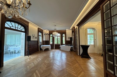 Miniature Location salle Sailly-sur-la-Lys (Pas-de-Calais) - Le Chateau de Bac Saint Maur #5 Cérémonie en plein air dans un parc, avec des invités assis face à une mariée et un officiant, devant un manoir.