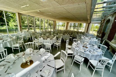 Miniature Location salle Sailly-sur-la-Lys (Pas-de-Calais) - Le Chateau de Bac Saint Maur #13 Cérémonie en plein air dans un parc, avec des invités assis face à une mariée et un officiant, devant un manoir.