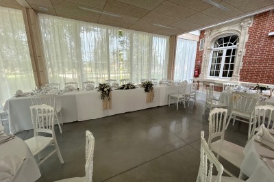 Miniature Location salle Sailly-sur-la-Lys (Pas-de-Calais) - Le Chateau de Bac Saint Maur #16 Cérémonie en plein air dans un parc, avec des invités assis face à une mariée et un officiant, devant un manoir.