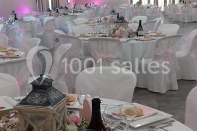 Miniature Location salle Saint-Rémy-de-Provence (Bouches-du-Rhône) - Mas de Jonquerolles #14 Décoration champêtre avec canapé, fauteuils, bottes de paille et guirlandes dans un jardin verdoyant.